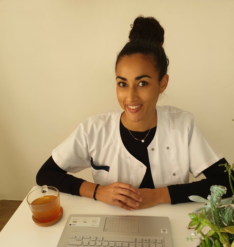 Lise ETEKI, Diététicienne Nutritionniste en visioconsultation dans toute la France, à domicile ou en cabinet, vous accompagne pour toutes vos problématiques liées à l'alimentation